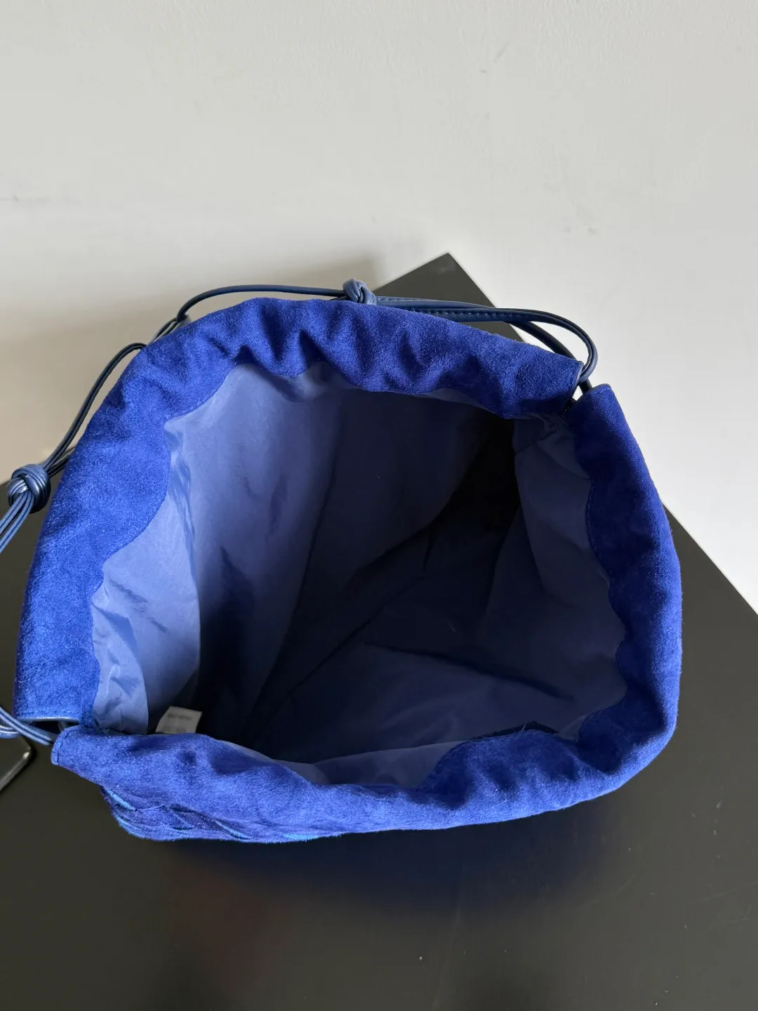 Batch 1560 Armpit bags have become a fashionable item that every girl has in their hands in recent years🛍️. The elegant and simple style has won the love of many people of different ages. However, there is an unavoidable trouble with armpit bags, that is, the capacity is too small, and BOTTEGA VENETA’s new Dustbag Considering people's travel needs, the capacity of the garbage bag has been greatly upgraded. Folding umbrellas, water bottles, and girls' makeup powder and lipstick can all be accommodated😎😎. Not only that, considering the increasing number of travel supplies, the inside of the bag is made of technical nylon material, which is very lightweight It is resistant to stains. Even if you have a lot of things when traveling, it can reduce the burden to a certain extent. The shoulder straps are designed with knots and can be changed at will. It can be used for hand holding or as the liner of a large bag. After the drawstring is drawn, it looks like a cloud bag. It is very suitable for concave styling when traveling in autumn and winter. 🙋🏻‍♀️ Style number: 796728 Size: 32*23*1cm